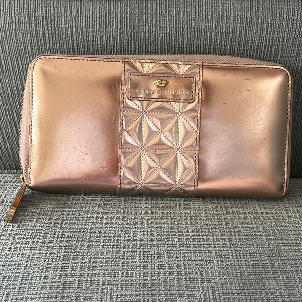 Juicy Couture rose gold zip up wallet from the Y2K. Gently used💜